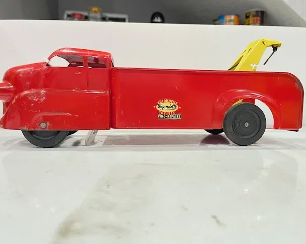 Vintage 1930s Wyandotte Pressed Steel Toy Towing Wrecker, 13 Inch