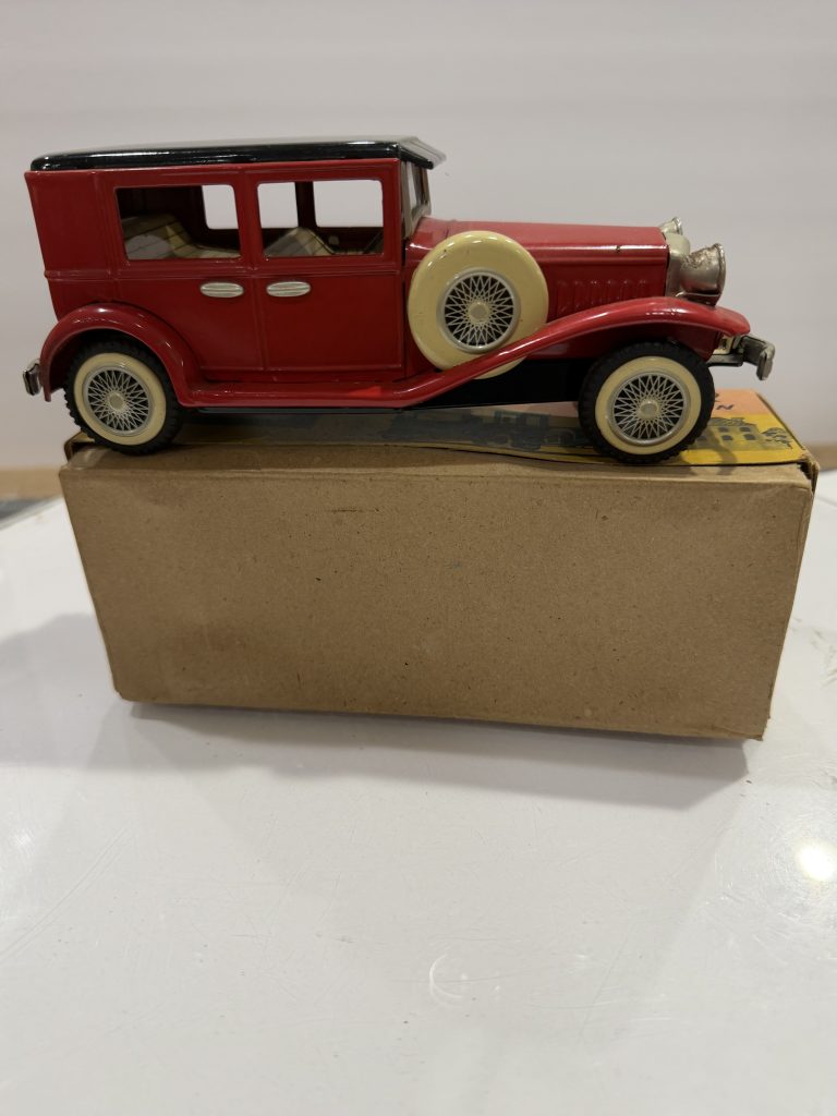 Vintage 1950s SSS International Japan Friction Tin Car S-1209 Old-Timer In Box / NOS view 3